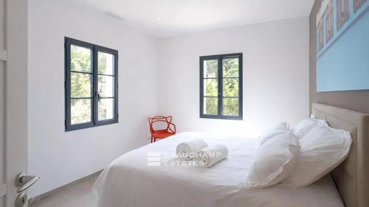 Villa neuve à pieds de la plage des Salins et à proximité du centre ville de Saint-Tropez