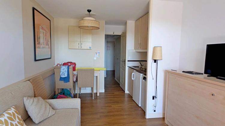 A VENDRE AGAY CAP ESTEREL LE VILLAGE 2 PIECES VUE MER. PARKING