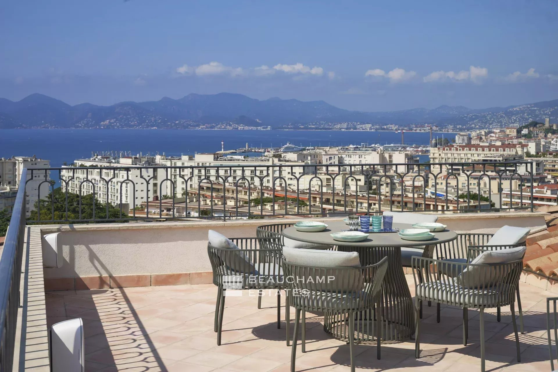 EXCLUSIVITE  - Villa néo provençale rénovée avec vue mer panoramique - Cannes