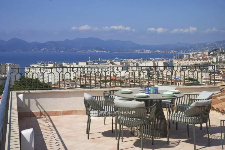 EXCLUSIVITE  - Villa néo provençale rénovée avec vue mer panoramique - Cannes