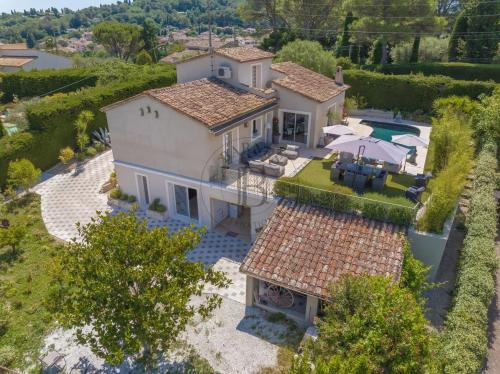 MOUGINS - VILLA DOMAINE FERME A PIED DES COMMERCES