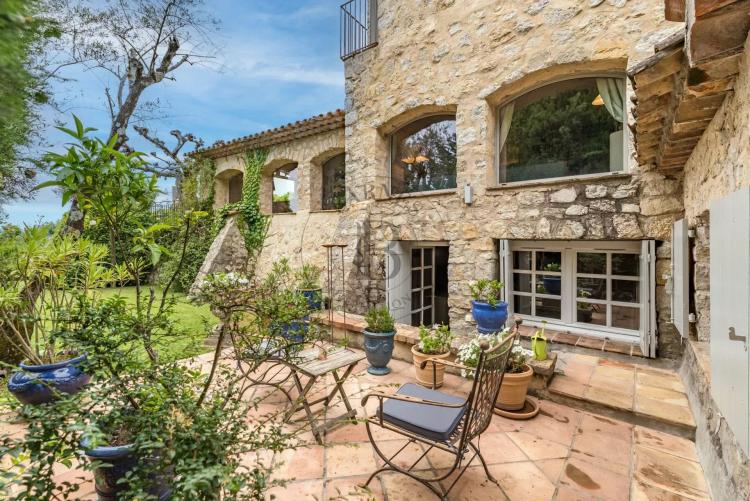 PROCHE MOUGINS - VILLA DE CHARME - AU CALME