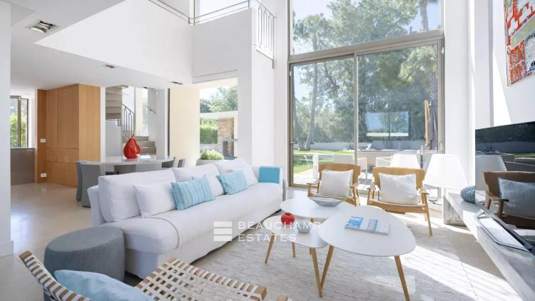 Sublime villa contemporaine à pied du centre de Saint-Tropez