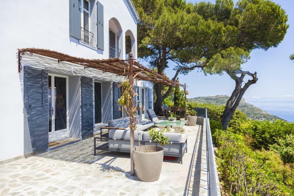 VILLA BELLEVUE SURPLOMBANT LA MER