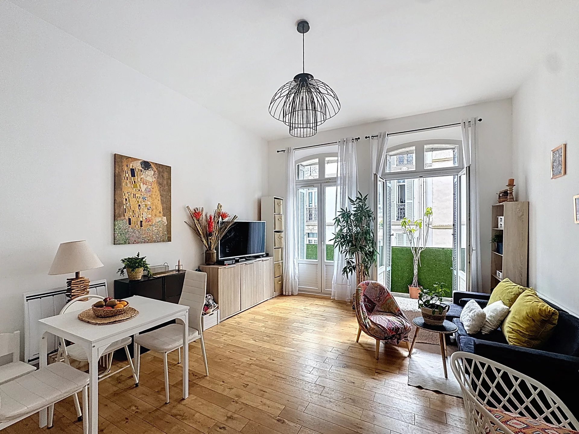 CANNES – LA BANANE • 2 PIÈCES RÉNOVÉ DANS IMMEUBLE BOURGEOIS ACSENSEUR ET EXTERIEUR