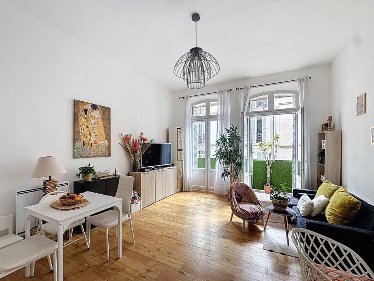 CANNES – LA BANANE • 2 PIÈCES RÉNOVÉ DANS IMMEUBLE BOURGEOIS ACSENSEUR ET EXTERIEUR