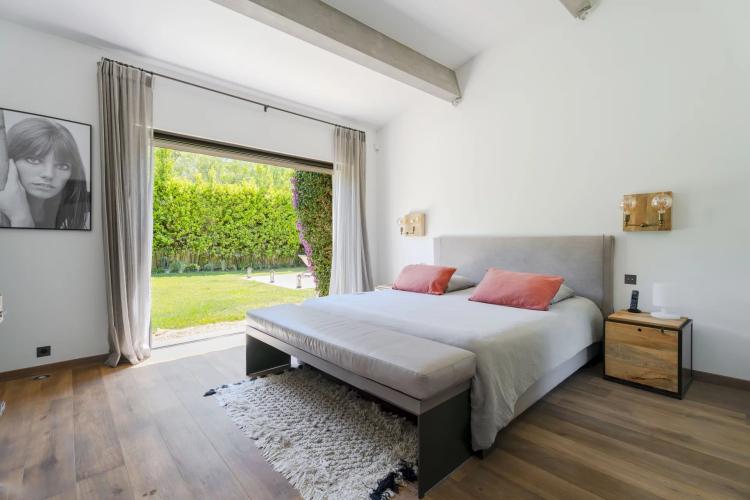 Villa récente à pied de la plage et proche du village de Saint-Tropez à vendre