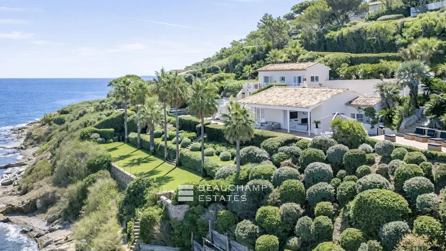 Villa pieds dans l’eau au coeur des Parcs de Saint-Tropez