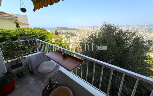 Dans le quartier recherché du Mont Boron, superbe trois pièces avec vue panoramique sur la ville de Nice
