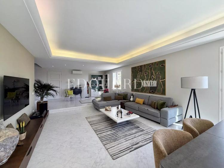 Maison d’exception à vendre avec piscine chauffée, vaste terrasse et belle vue mer panoramique