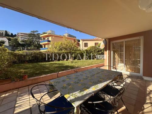 En exclusivité trois pièces traversant avec grande terrasse couverte et vaste jardin