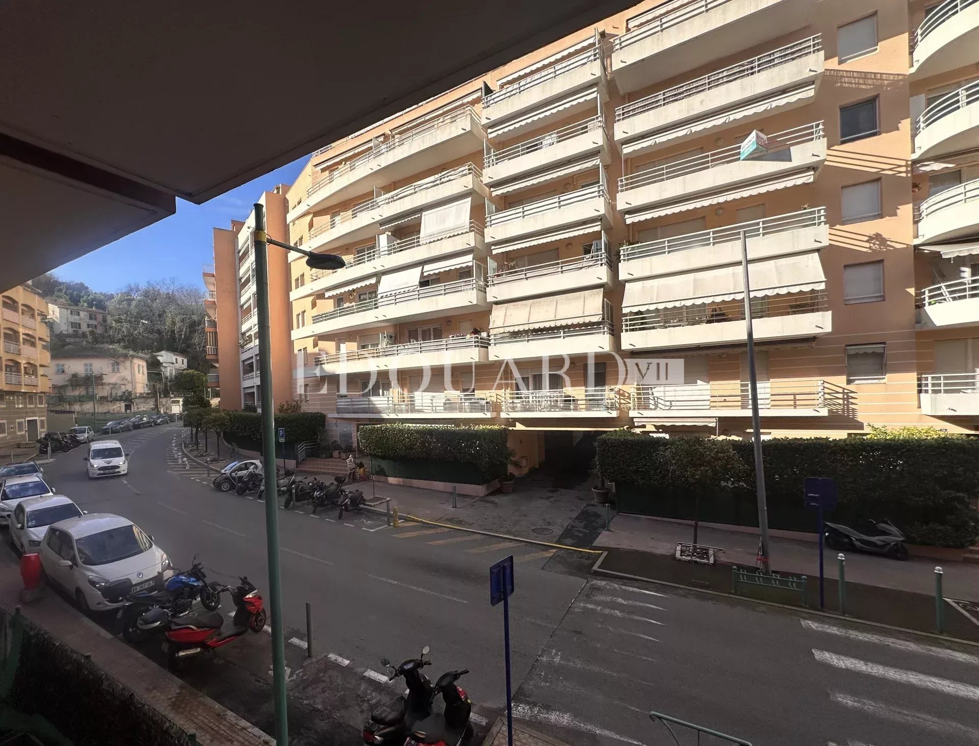 Petit deux pièces en bon état avec possibilité parking, très intéressant comme investissement