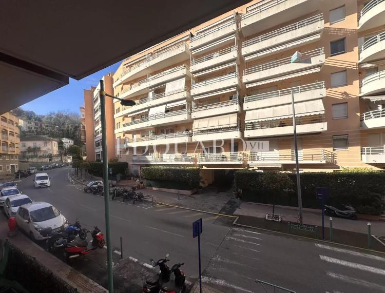 Petit deux pièces en bon état avec possibilité parking, très intéressant comme investissement