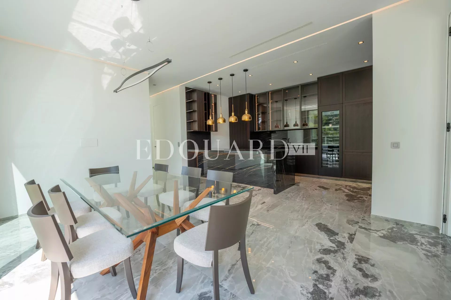 En exclusivité villa neuve avec domotique, ascenseur, grandes terrasses, piscine à débordement et belle vue mer