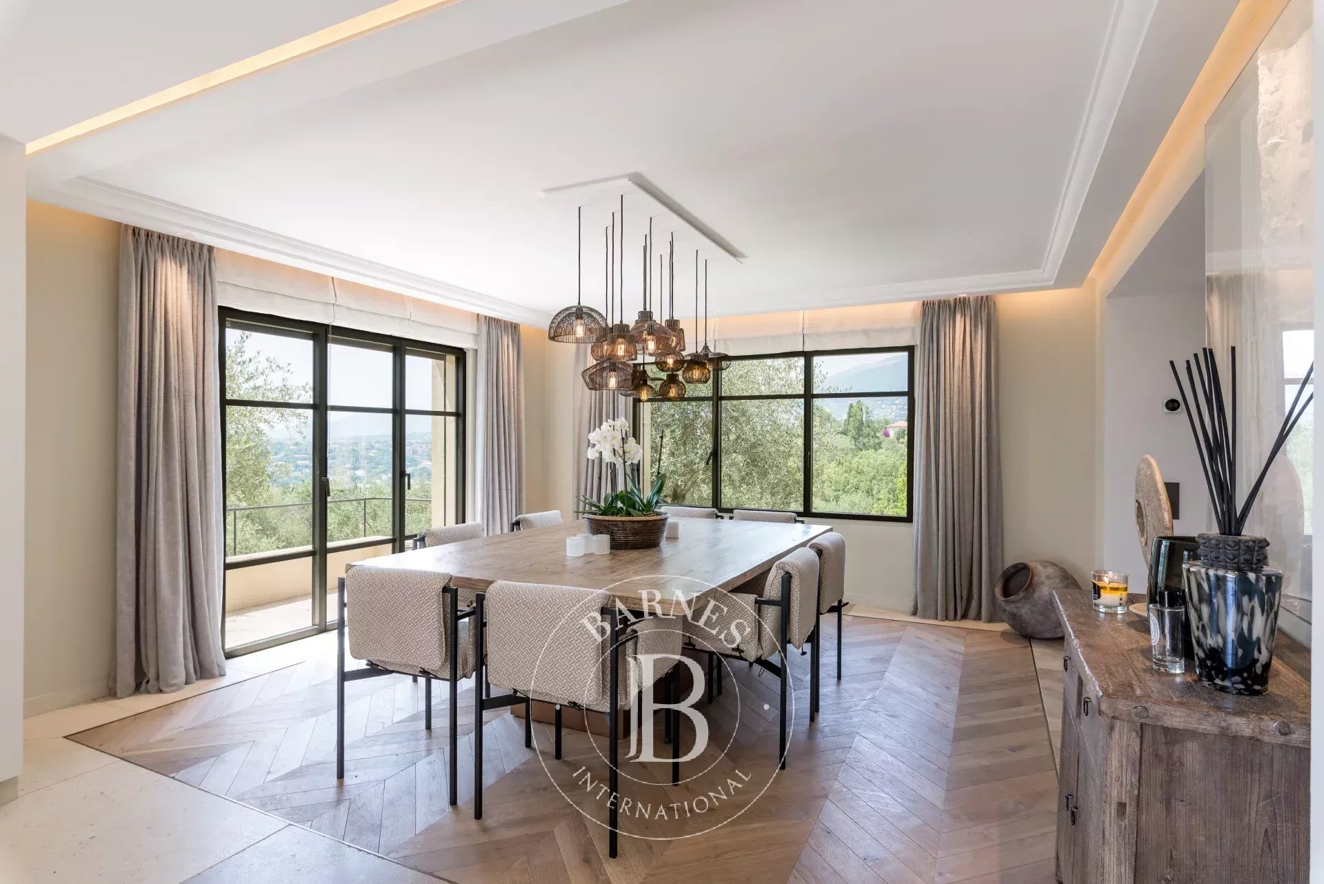 PROCHE MOUGINS – PROPRIÉTÉ D’EXCEPTION – VUE MER