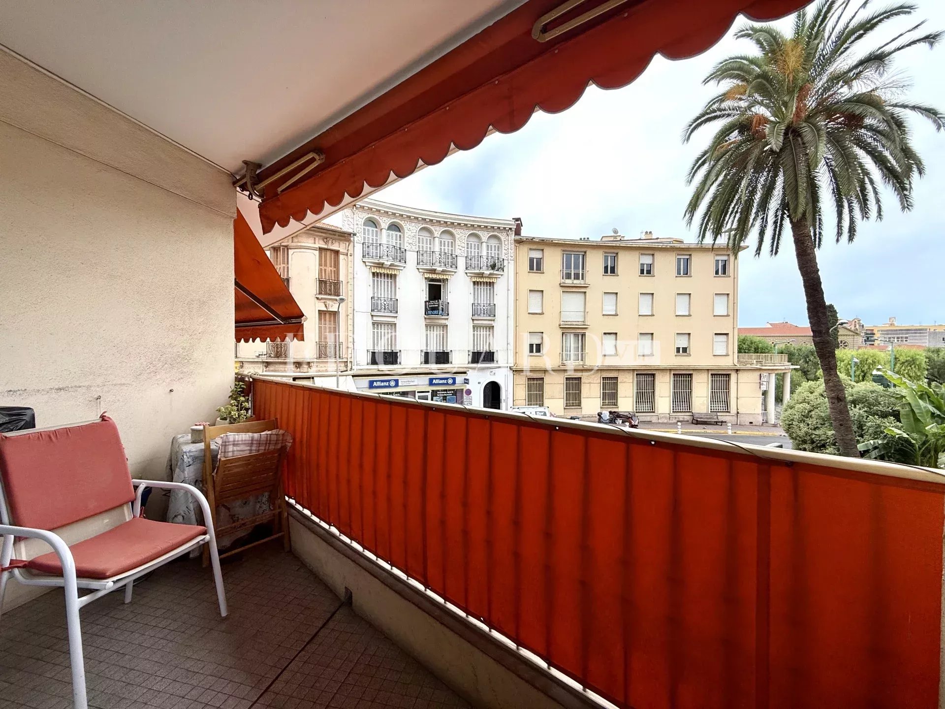 Spacieux deux pièces avec terrasse, au premier étage d’un bel immeuble dans le centre de Menton