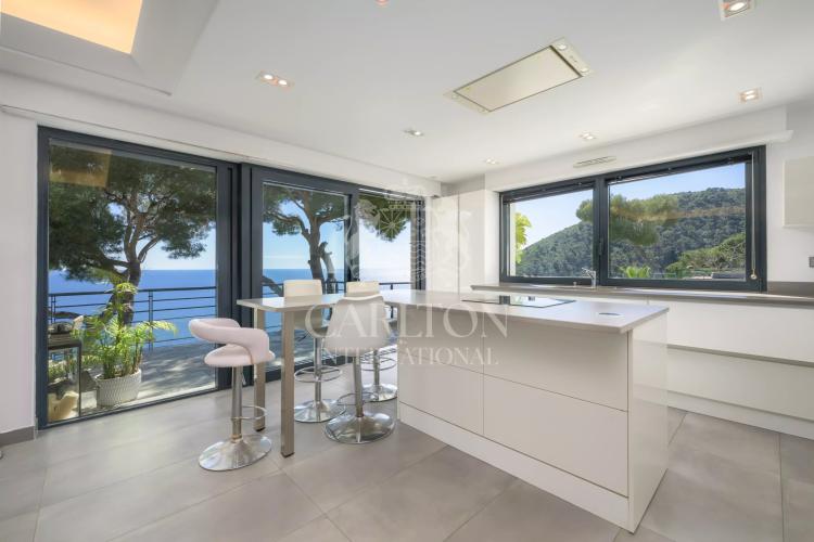 Villa contemporaine avec vue mer panoramique et grand terrain à Èze Bord de Mer