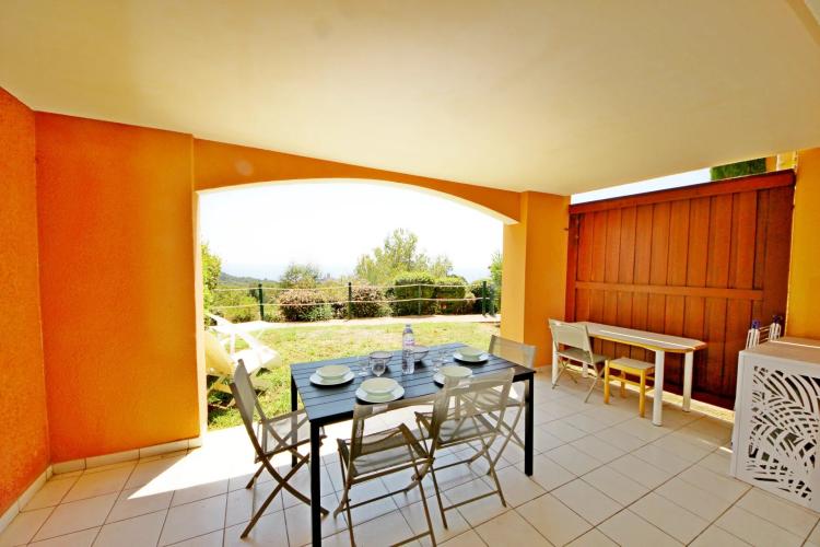 SOUS OFFRE AGAY CAP ESTEREL LE HAMEAU. DEUX PIECES REZ DE JARDIN VUE MER