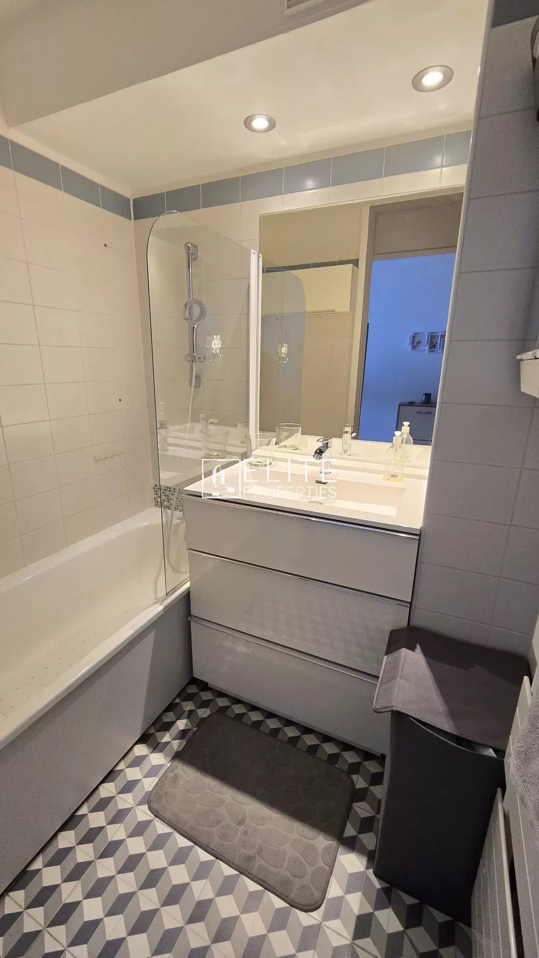 APPARTEMENT 2 PIÈCES DE 36 m² – VUE MER PANORAMIQUE – PISCINE & PARKING – THEOULE-SUR-MER