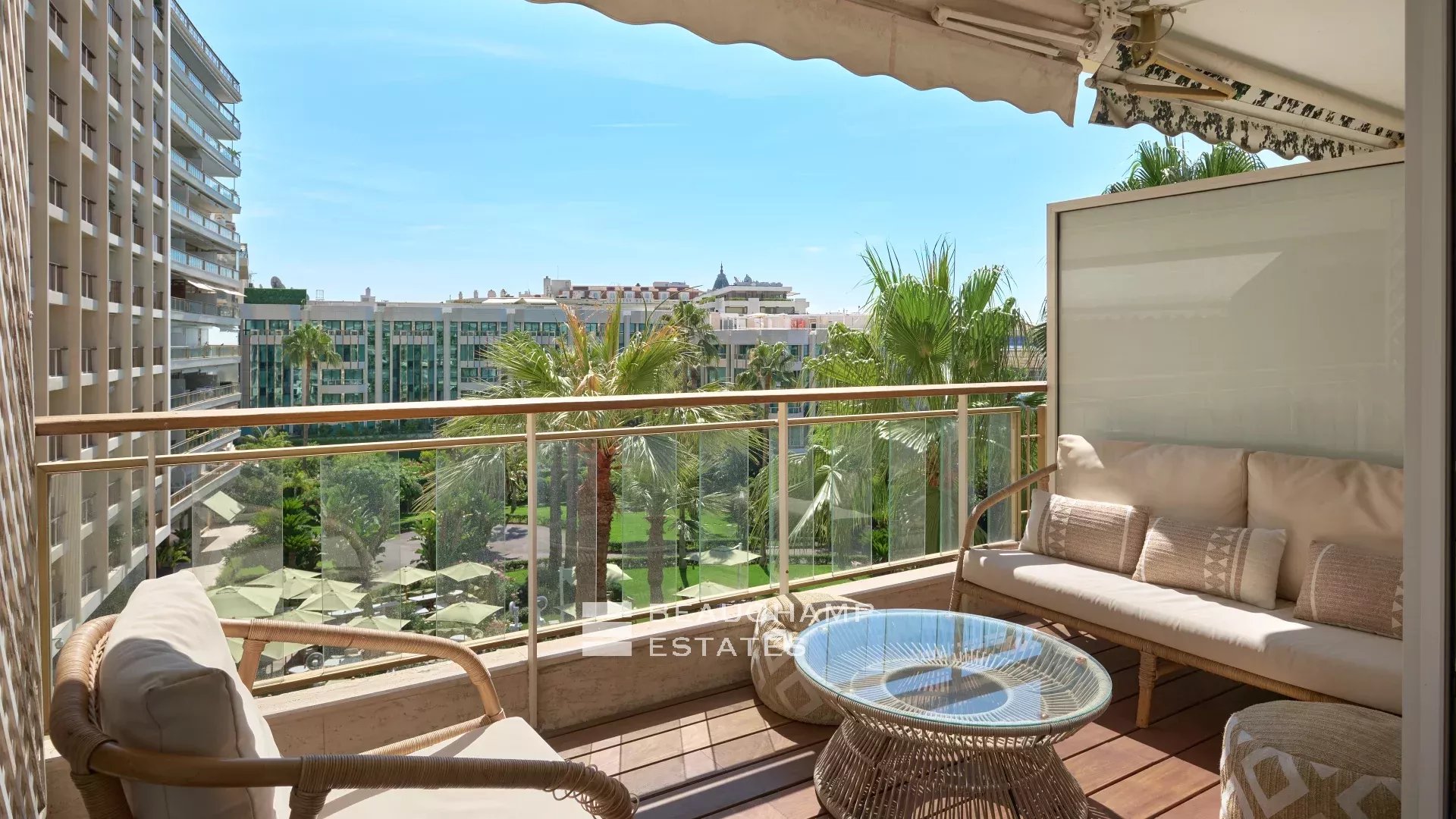 Vue mer & adresse d’exception – Appartement rénové, Cannes Croisette, 3 chambres, terrasse sur les jardins
