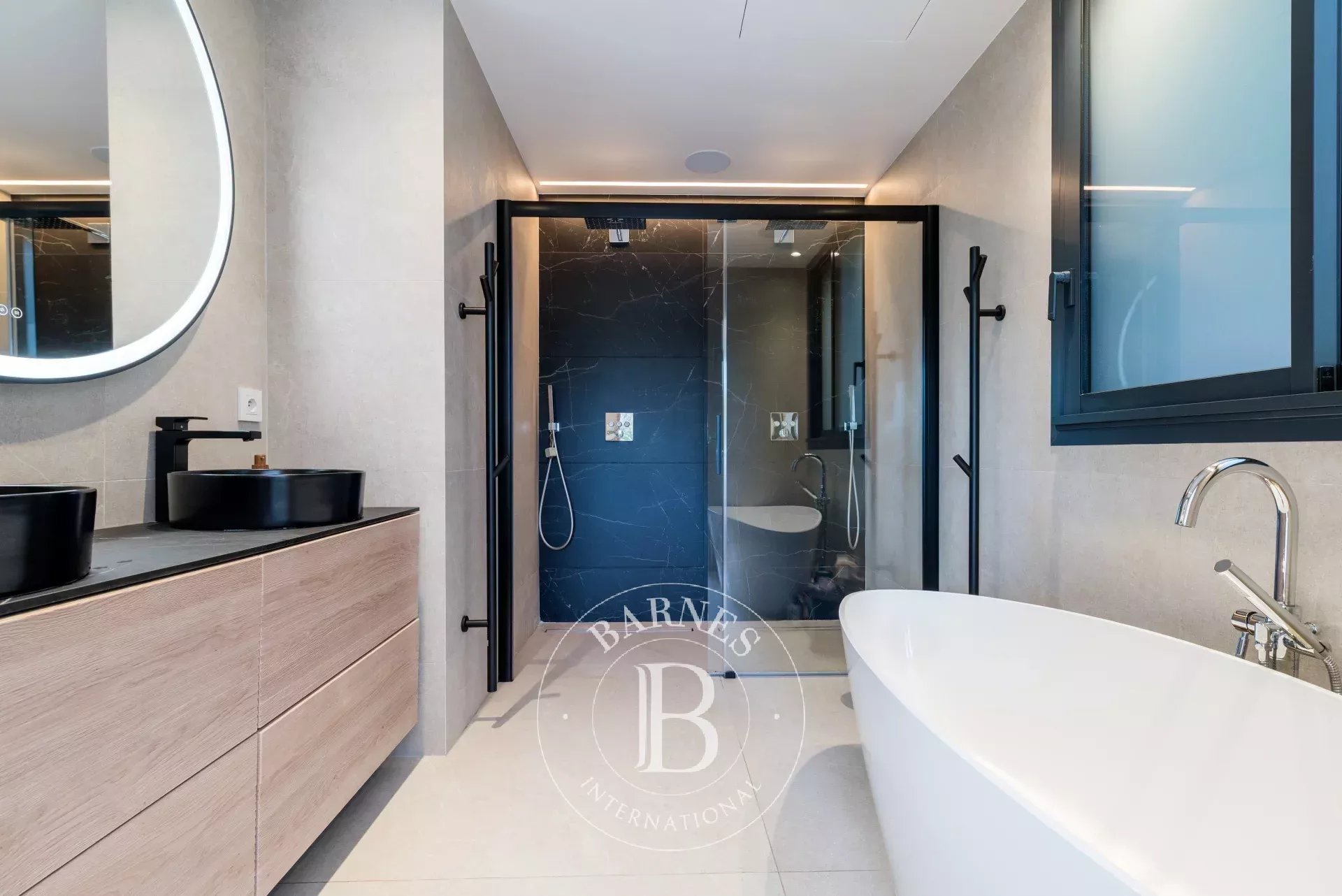 5mn de Valbonne - Magnifique maison contemporaine – 5 chambres – Domotique – Piscine – Studio indépendant
