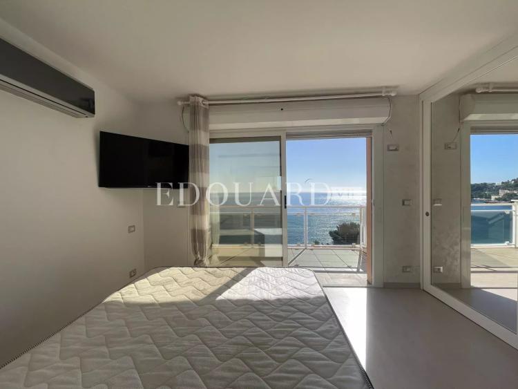 Superbe deux pièces en dernier étage avec spectaculaire terrasse, splendide vue mer et garage. Exclusivité