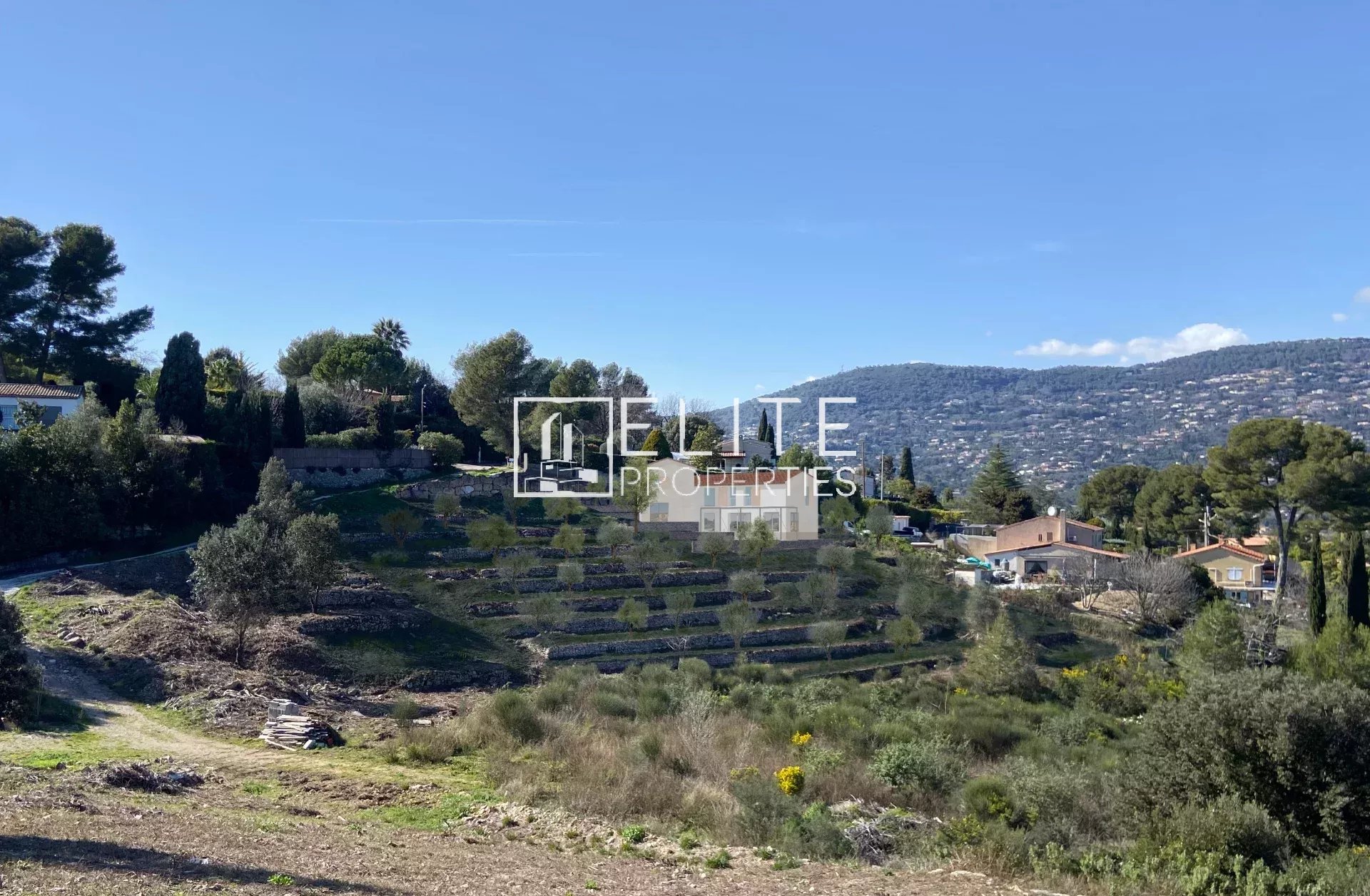TERRAIN CONSTRUCTIBLE DE 2140m² PEYMEINADE