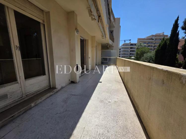 Deux pièces à rénover, avec grande terrasse et agréable vue dégagée, en plein centre de Carnolès