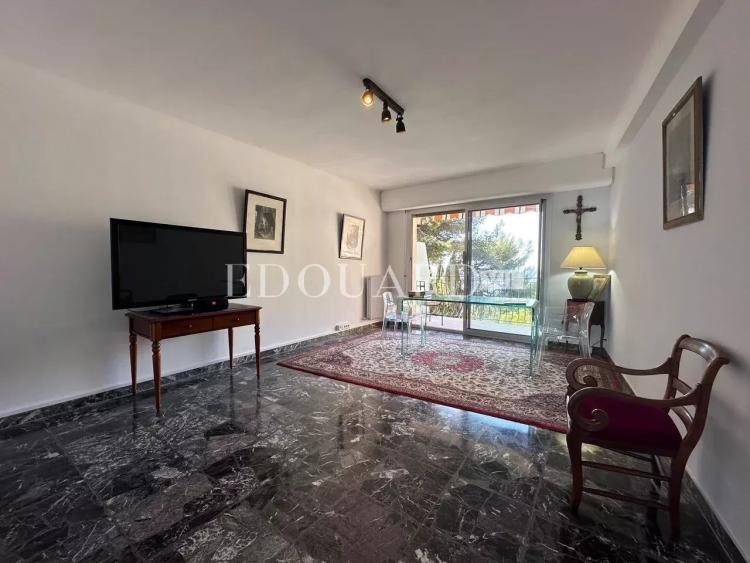 Beau trois pièces traversant à vendre avec terrasse et cave, dans le renommé quartier du Golfe Bleu