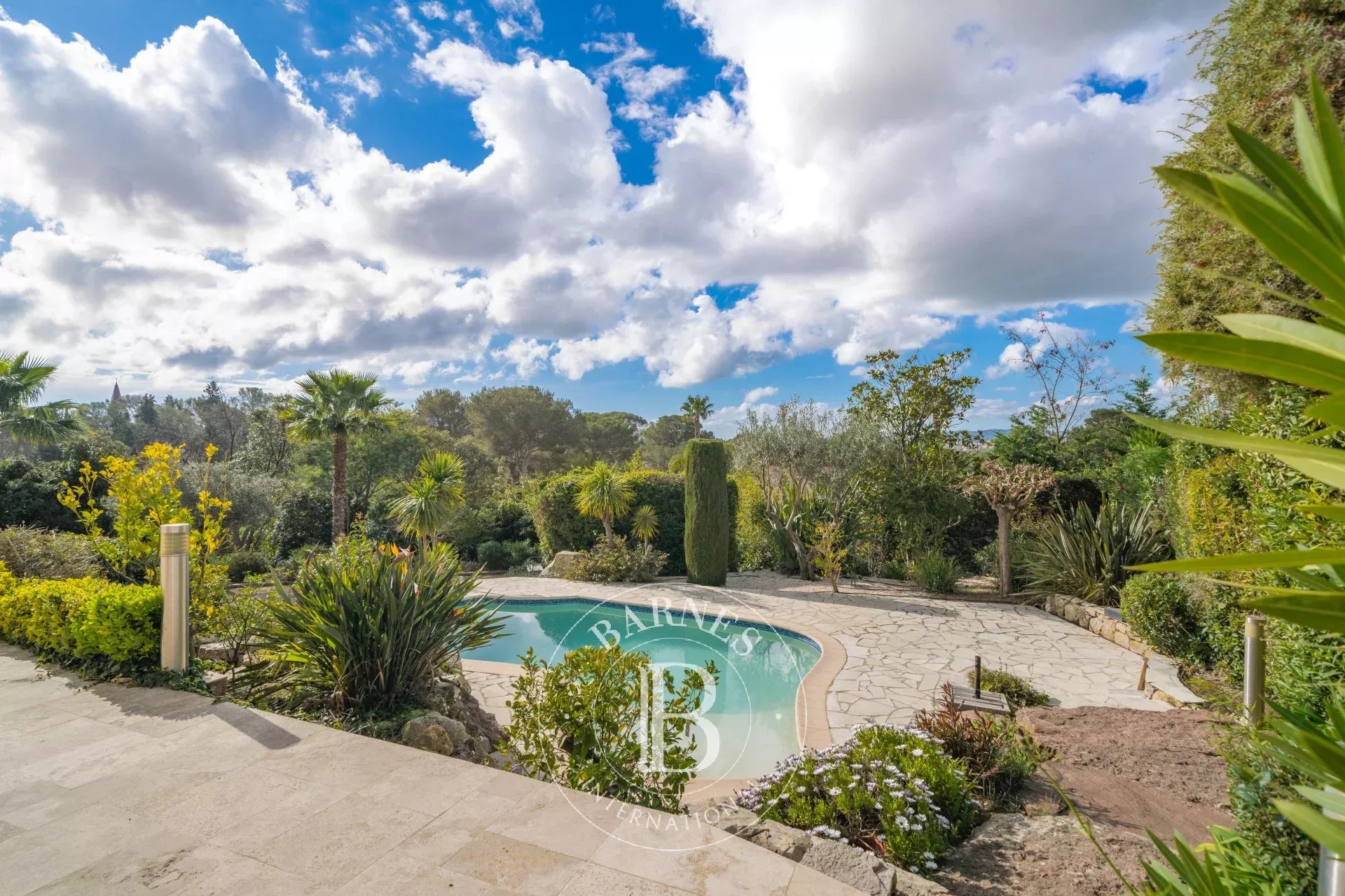 SAINT-RAPHAËL - VILLA DE QUALITÉ AVEC PISCINE DANS UN DOMAINE SÉCURISÉ