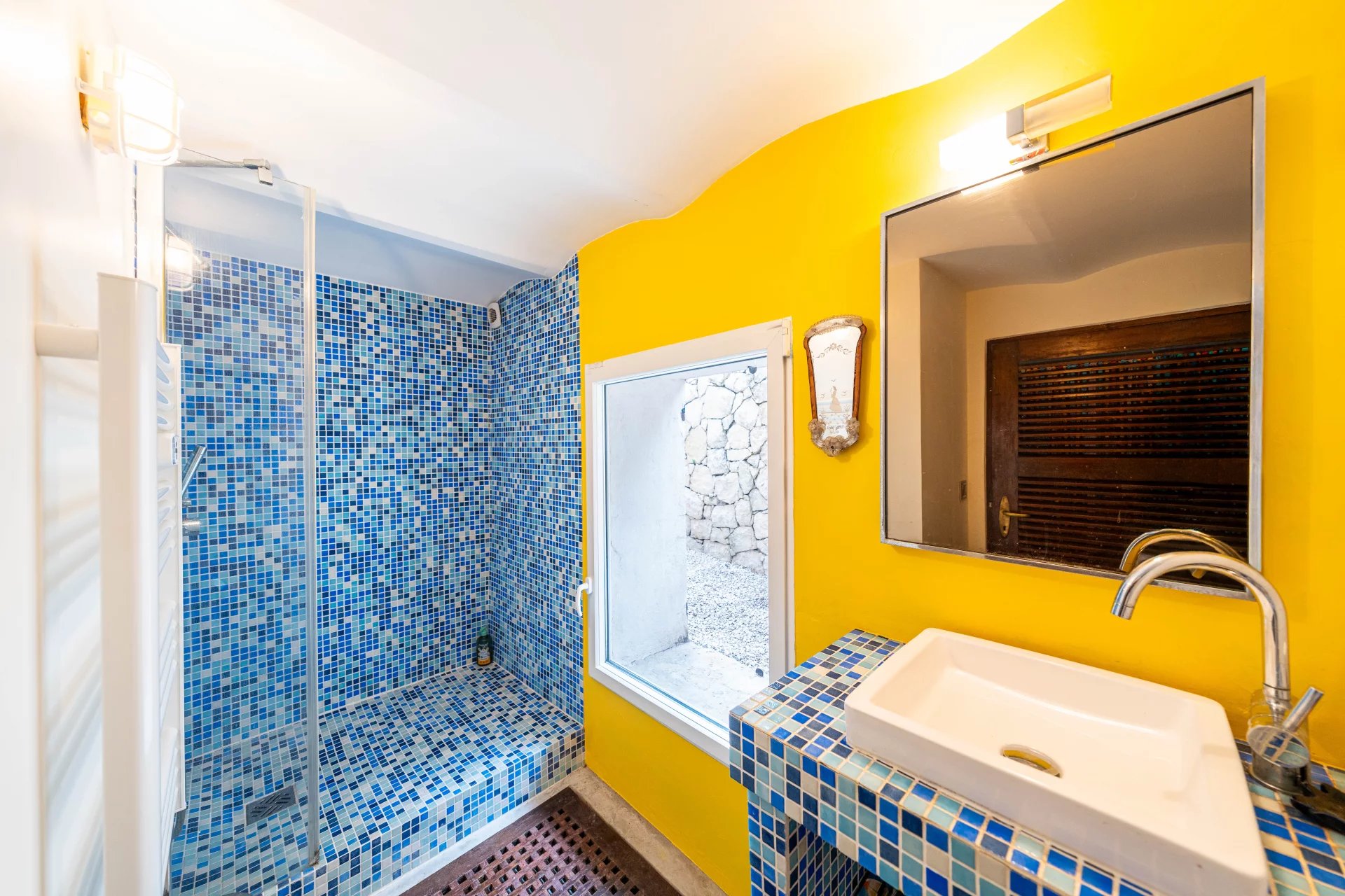 CANNES CROIX DES GARDES - MAISON DE CARACTERE – BEAUX VOLUMES