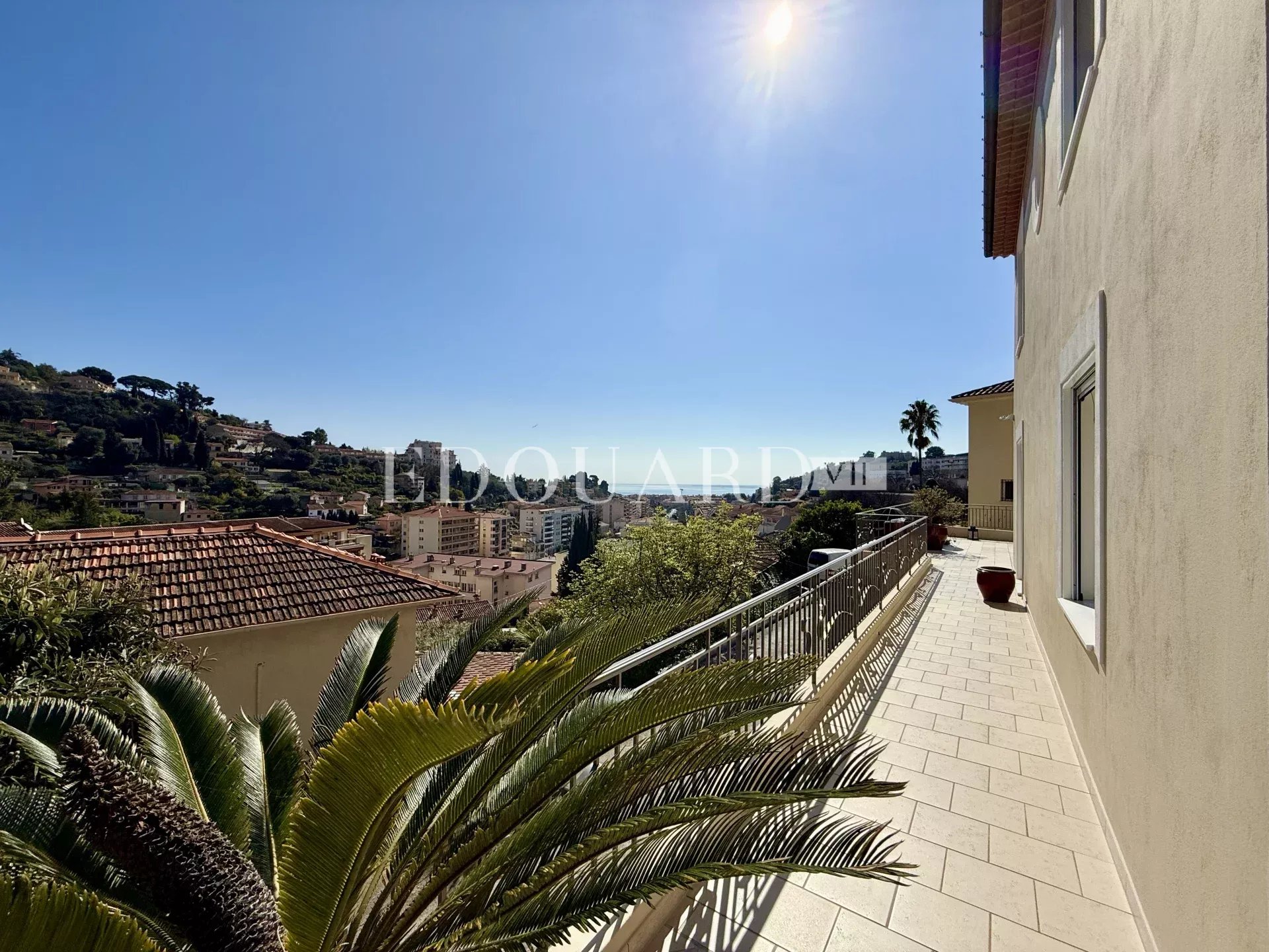 Maison d’exception à vendre avec piscine chauffée, vaste terrasse et belle vue mer panoramique