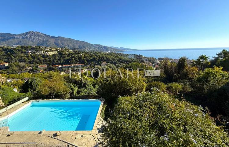 Villa à rénover avec piscine et vue panoramique exceptionnelle sur la mer jusqu'aux côtes italiennes
