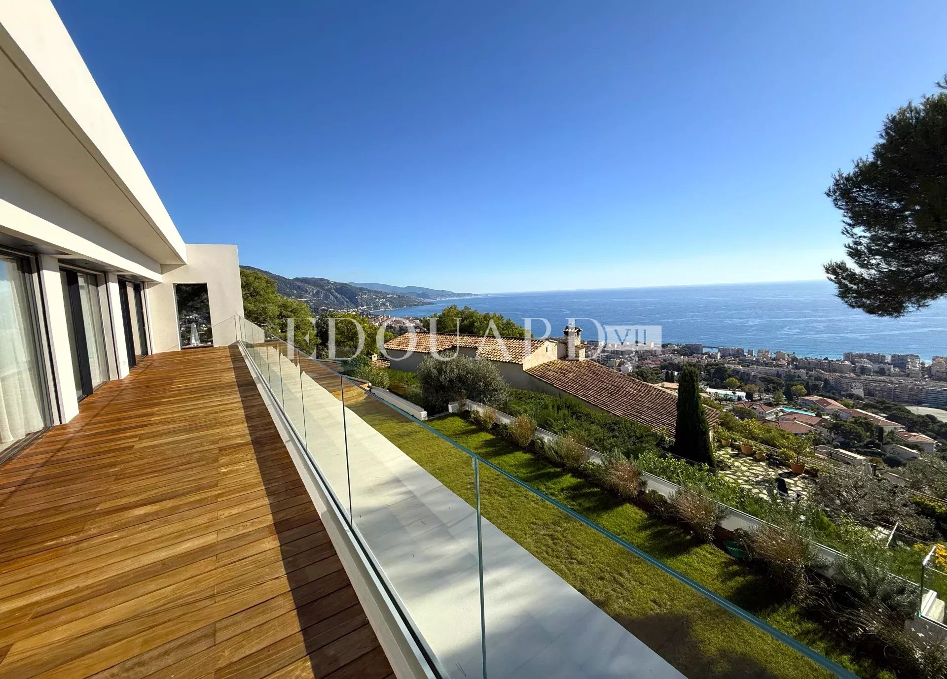 Villa entièrement rénovée avec grandes terrasses, superbe vue mer panoramique et piscine