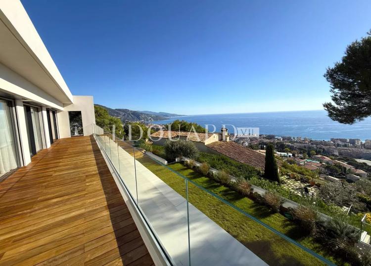 Villa entièrement rénovée avec grandes terrasses, superbe vue mer panoramique et piscine