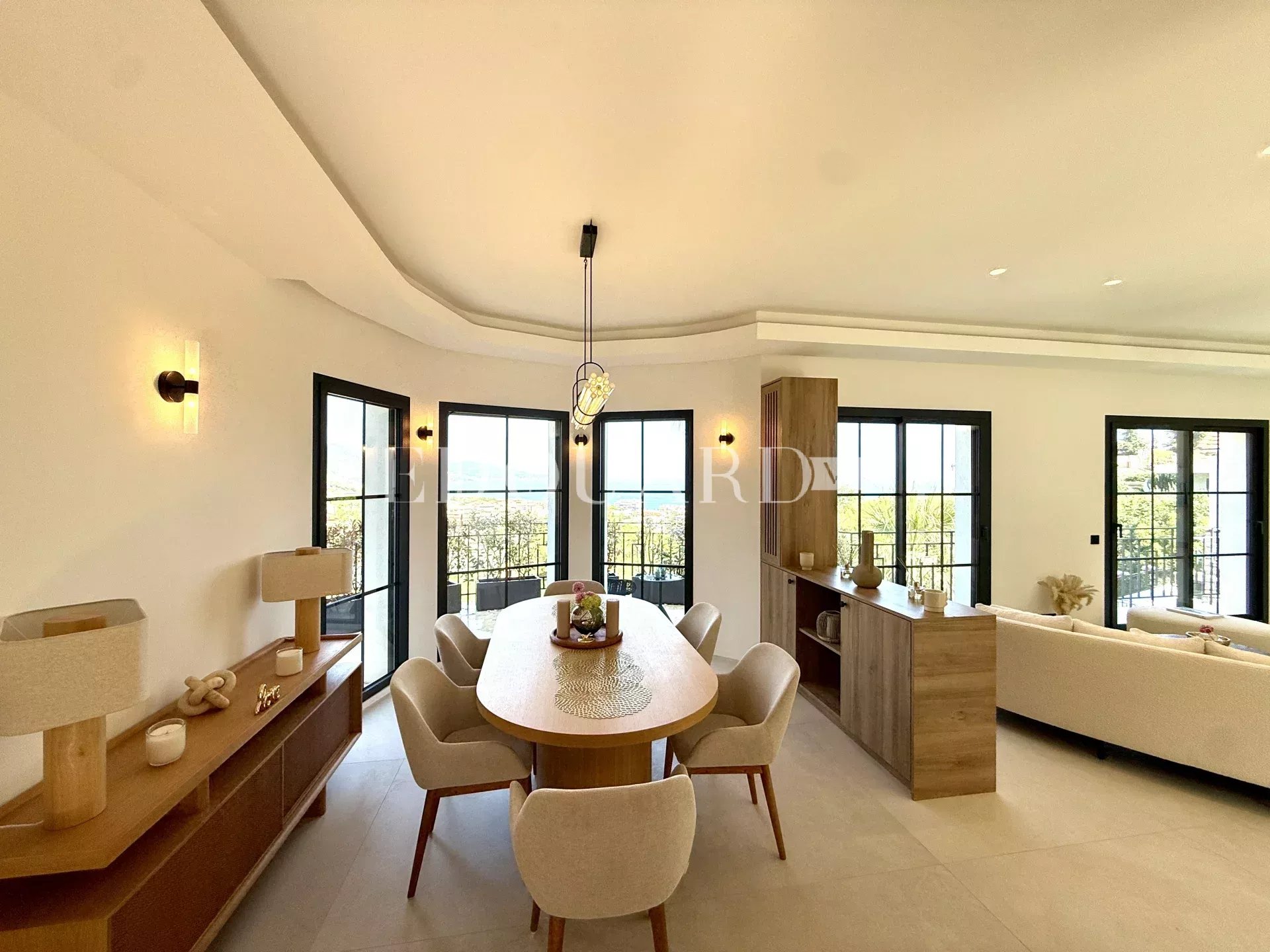 Superbe villa contemporaine avec piscine, une oasis de lumière au cœur de Roquebrune Cap Martin