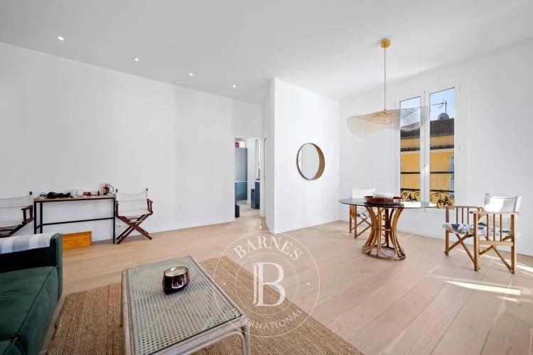 SAINT-JEAN-CAP-FERRAT – APPARTEMENT EN DERNIER ÉTAGE AVEC APERÇU MER ET JARDIN PRIVATIF