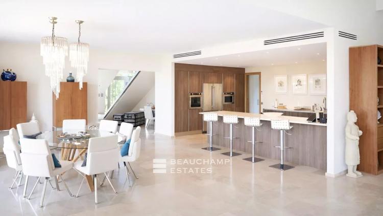 Villa contemporaine dans un domaine privé, à pieds du centre ville de Saint-Tropez et de la plage