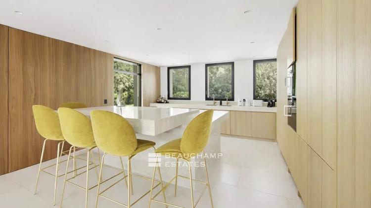 Villa contemporaine ultra luxueuse dans le prestigieux domaine des Parcs de Saint-Tropez.