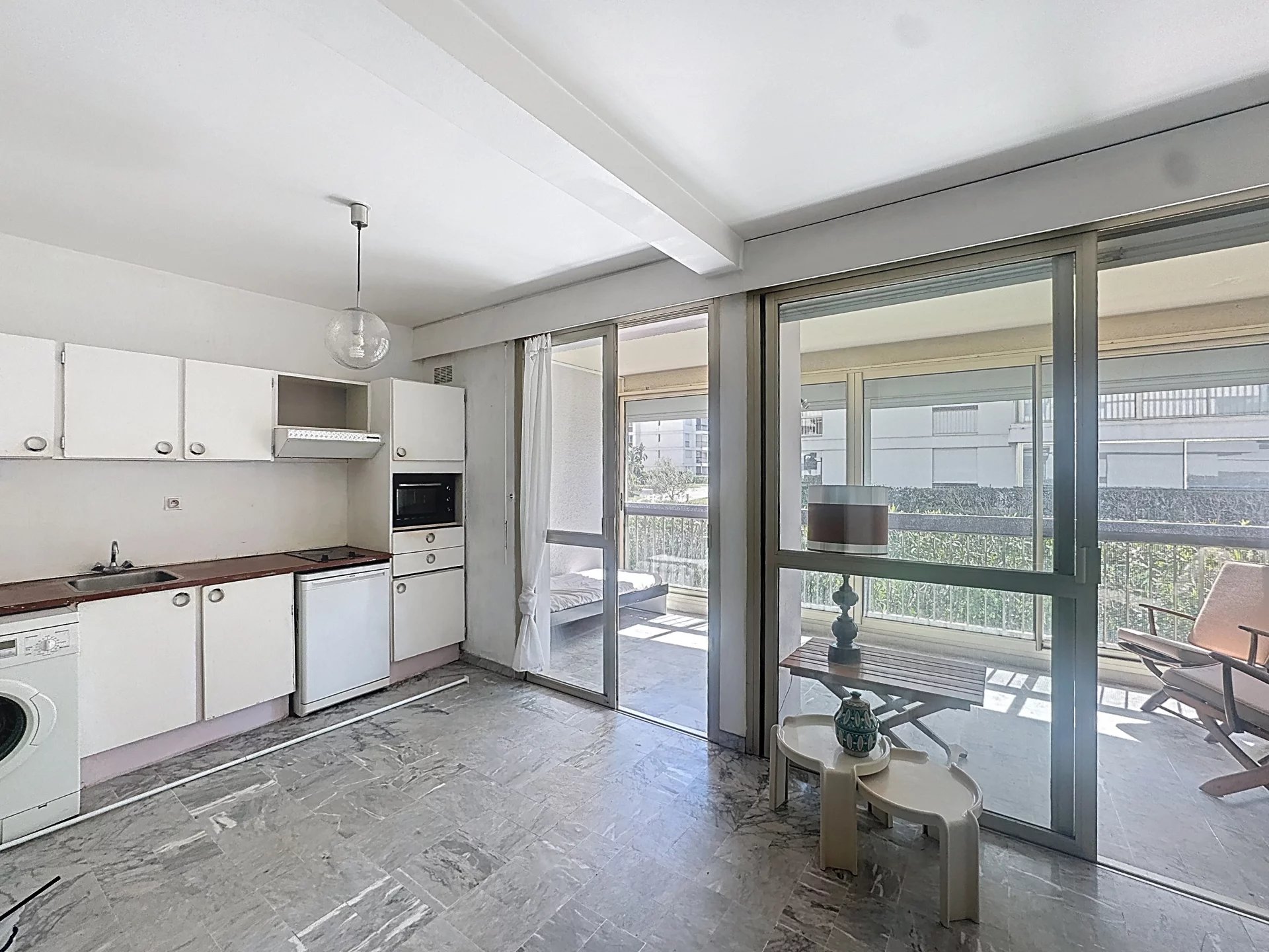 EXCLUSIVITÉ – GRAND STUDIO – À 20 MÈTRES DE LA PLAGE – CAVE & PARKING