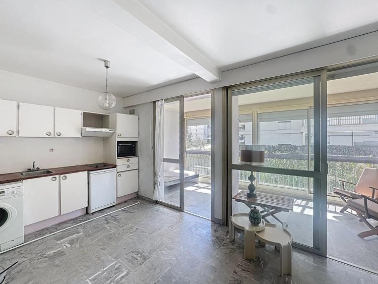 EXCLUSIVITÉ – GRAND STUDIO – À 20 MÈTRES DE LA PLAGE – CAVE & PARKING