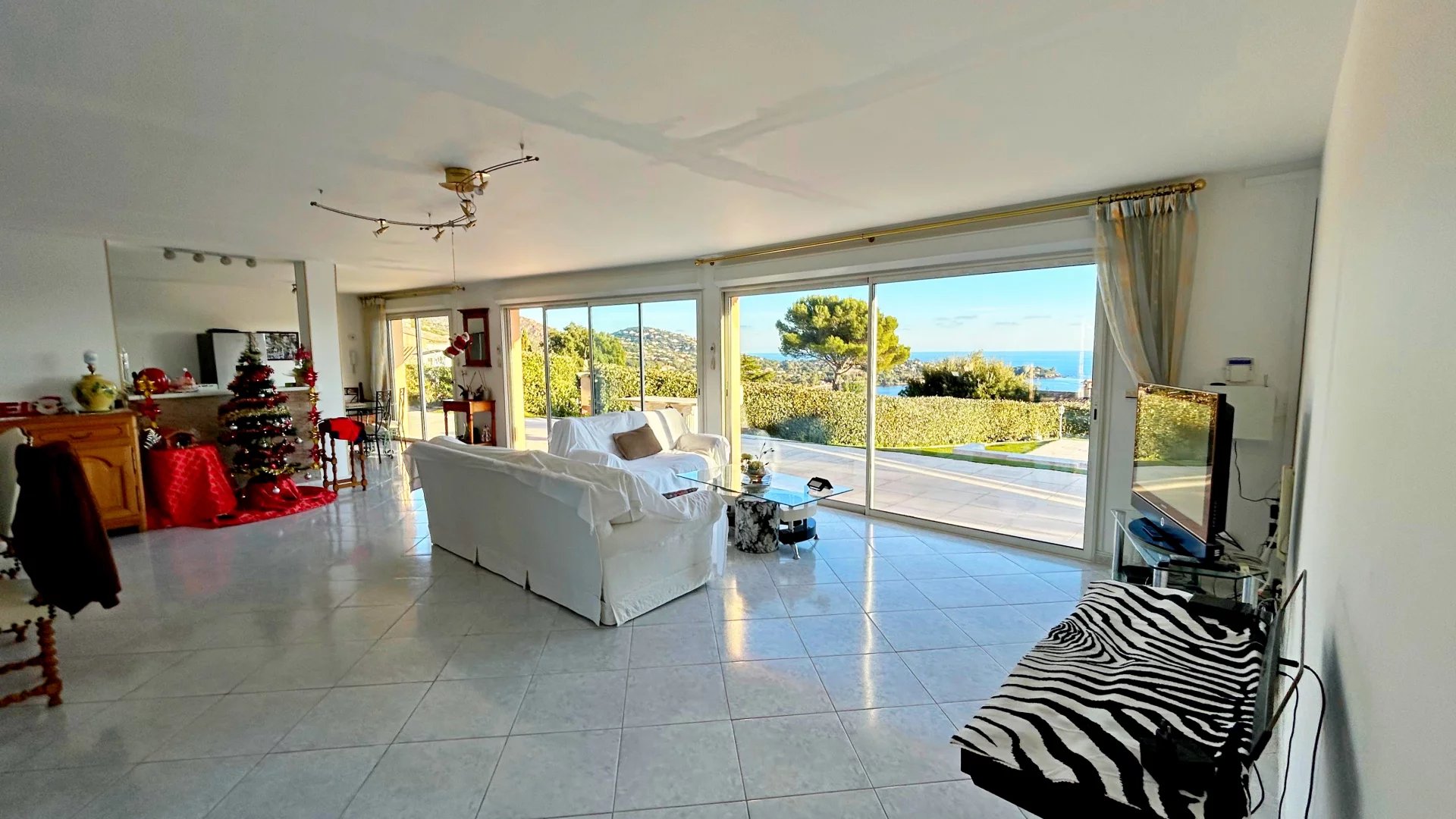 AGAY SAINT RAPHAEL magnifique  villa contemporaine avec vue panoramique sur la mer