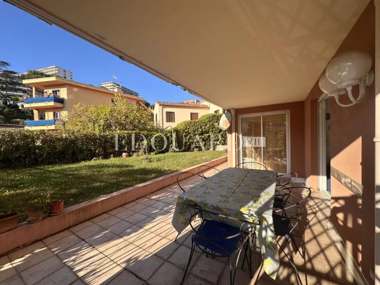 En exclusivité trois pièces traversant avec grande terrasse couverte et vaste jardin