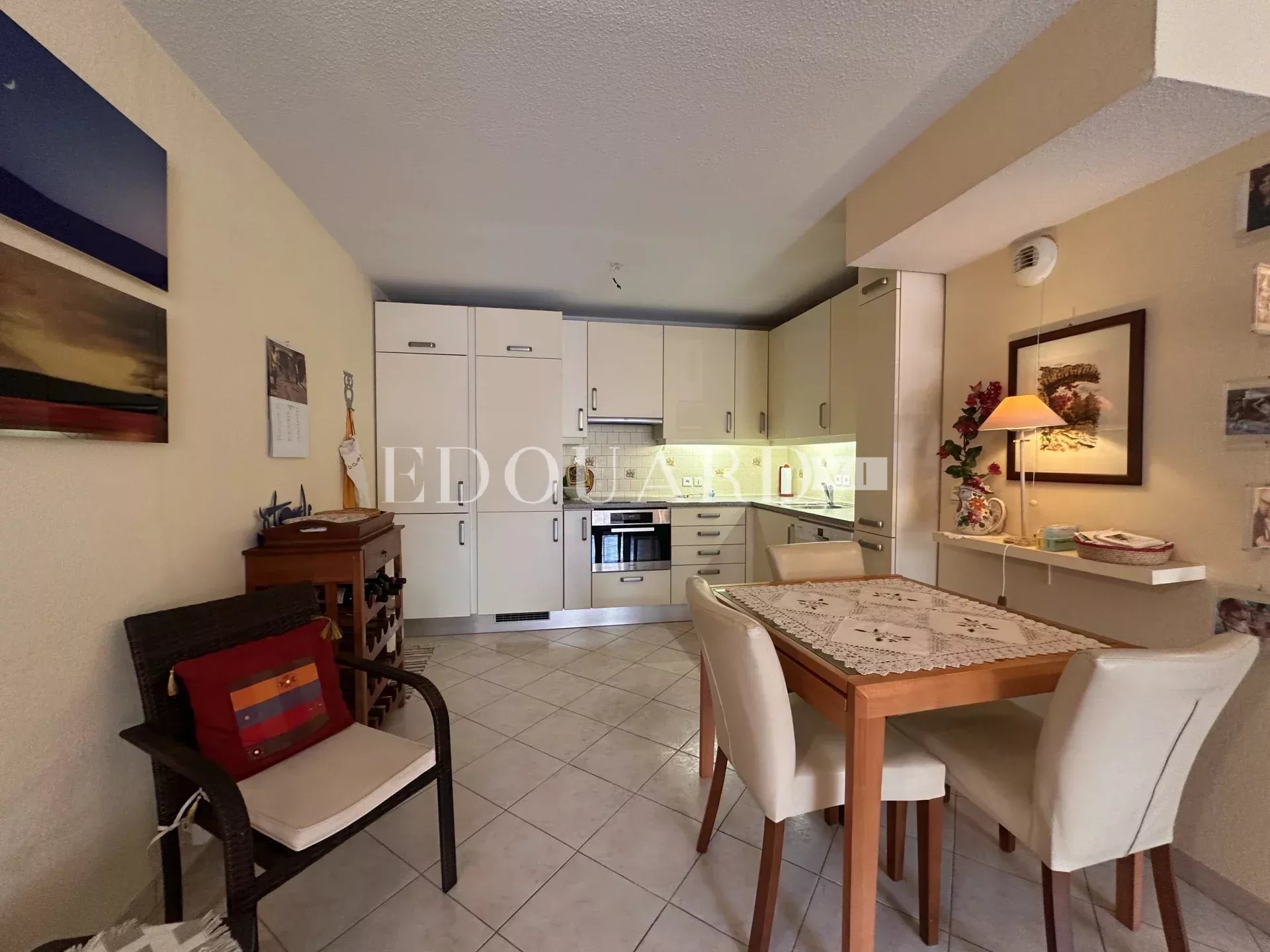 Grand deux pièces en excellent état avec belle terrasse et possibilité garage, exclusivité