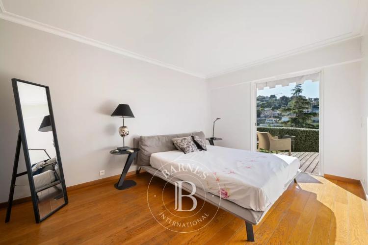 VILLEFRANCHE-SUR-MER — ÉLÉGANT DUPLEX AVEC VUE PANORAMIQUE DÉGAGÉE