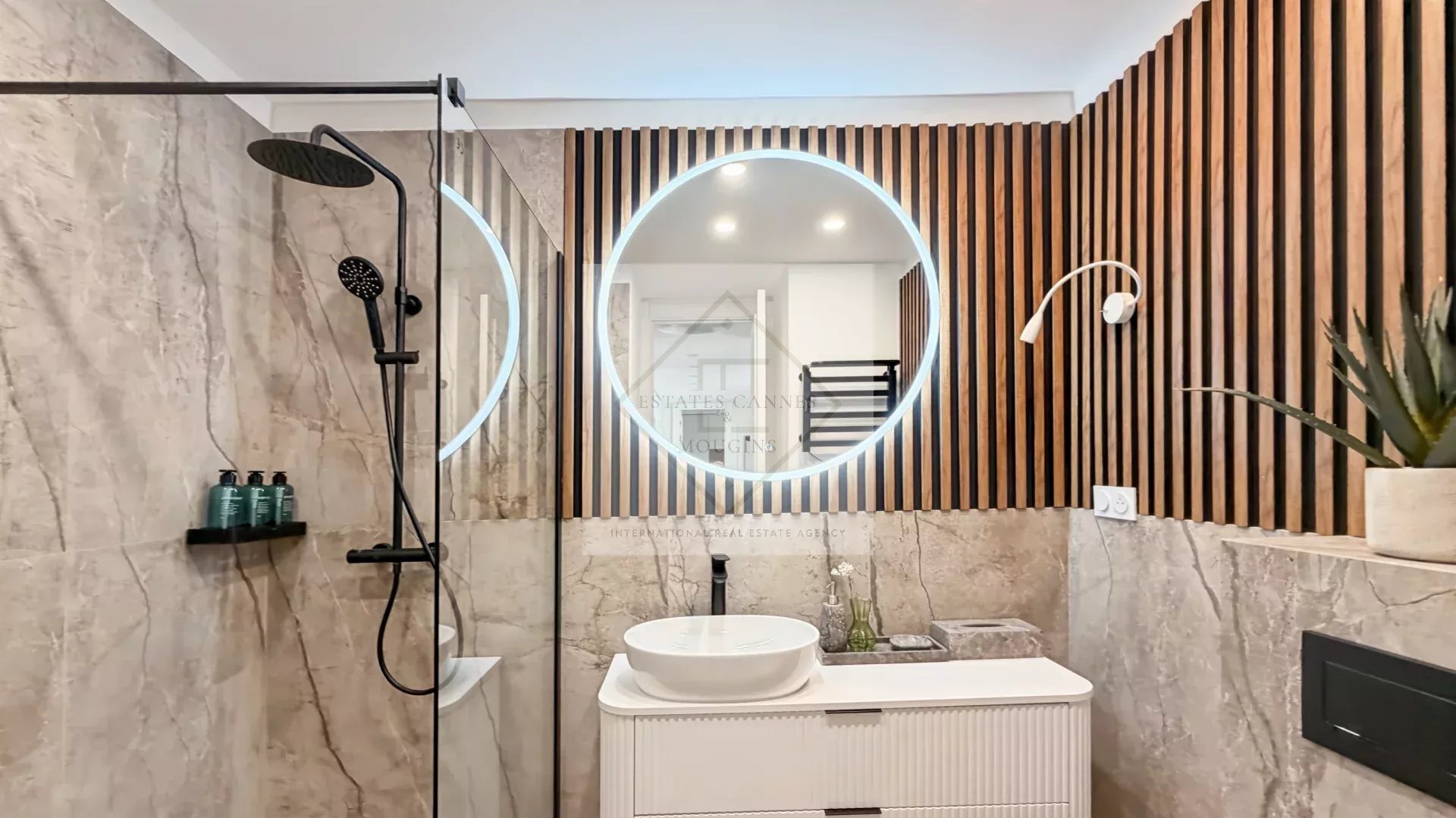 Appartement 3 pièces entièrement rénové – Cannes Palm Beach