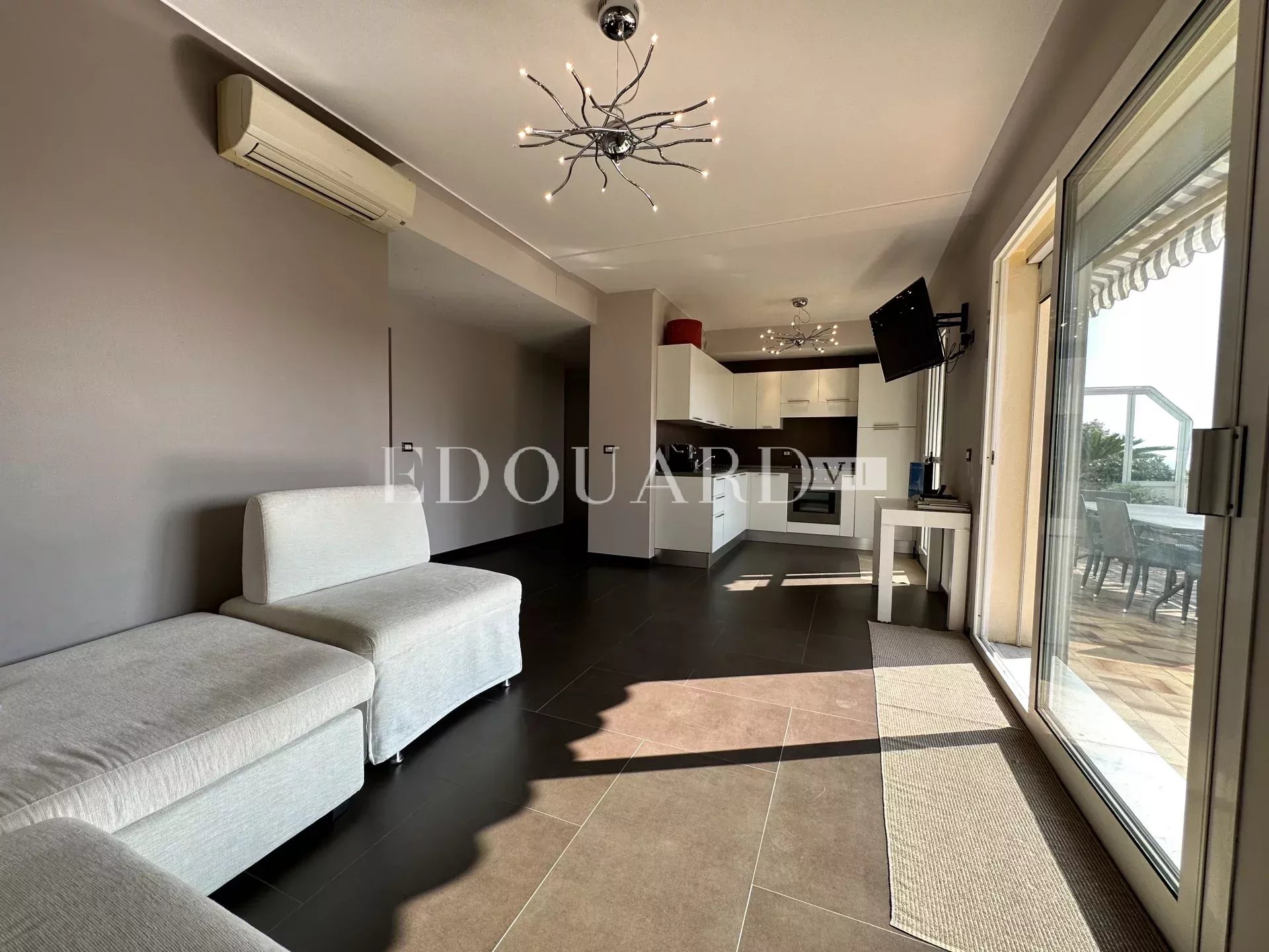 Penthouse avec spectaculaire terrasse, belle vue panoramique jusqu'à la mer, possibilité garage