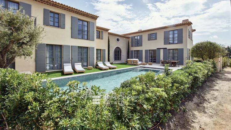Prestigieuse villa à pieds du centre de Saint-Tropez, entourée de vignes