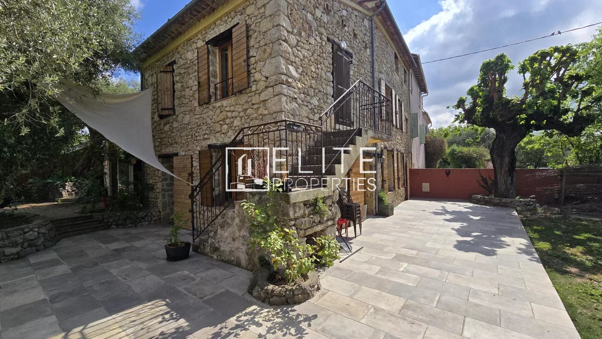 MAISON EN PIERRE 233m² & PISCINE + DÉPENDANCES - GRASSE