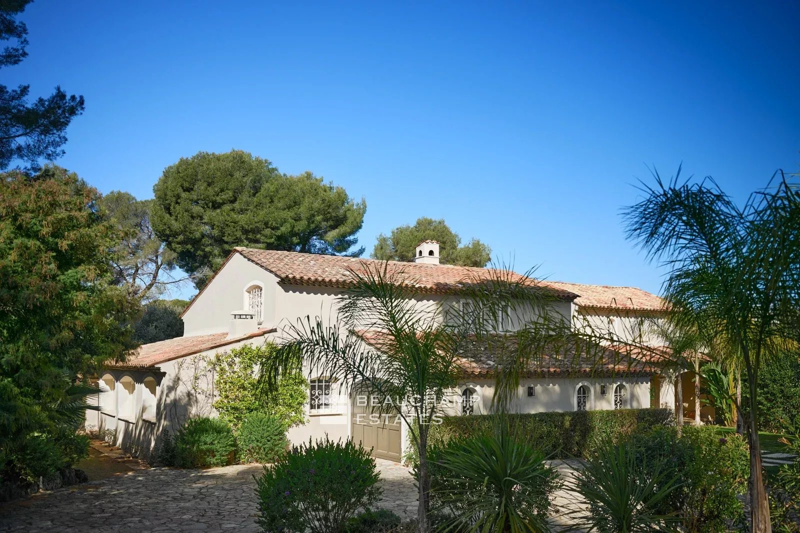 Villa néo-provencale de 5 chambres avec piscine dans un quartier résidentiel de Mougins